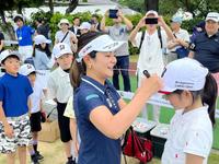 　キャップにサインする宮里藍さん（大会提供）