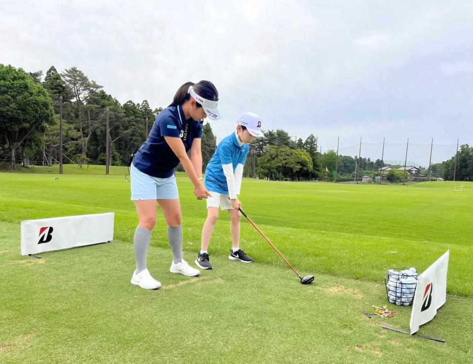 　ジュニアゴルファーに指導を行う宮里藍さん（大会提供）