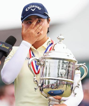 　ゴルフの全米女子オープン選手権で優勝し、トロフィーを手にする笹生優花。日本勢初のメジャー通算２勝目を挙げた