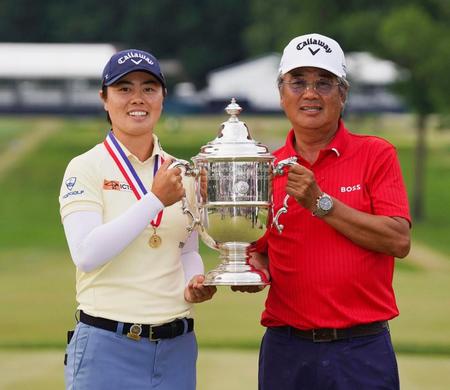 　ゴルフの全米女子オープン選手権で優勝し、父正和さんとトロフィーを手にする笹生優花。日本勢初のメジャー通算２勝目を挙げた