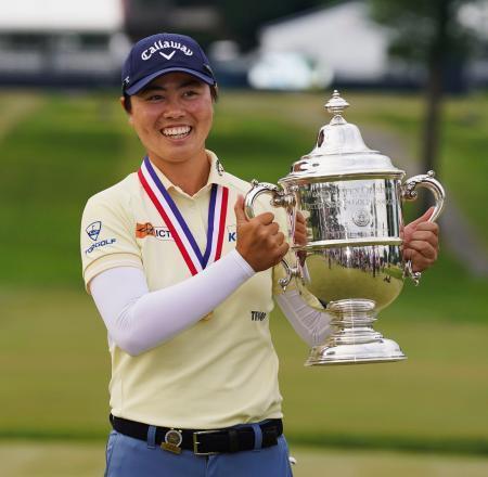 　ゴルフの全米女子オープン選手権で優勝し、トロフィーを手に笑顔を見せる笹生優花。日本勢初のメジャー通算２勝目を挙げた＝２日、米ペンシルベニア州のランカスターＣＣ（共同）