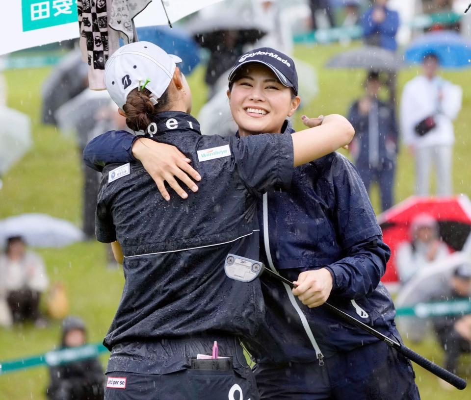 　最終日、通算14アンダーで優勝し、鶴岡果恋（左）から祝福される新垣比菜＝２日