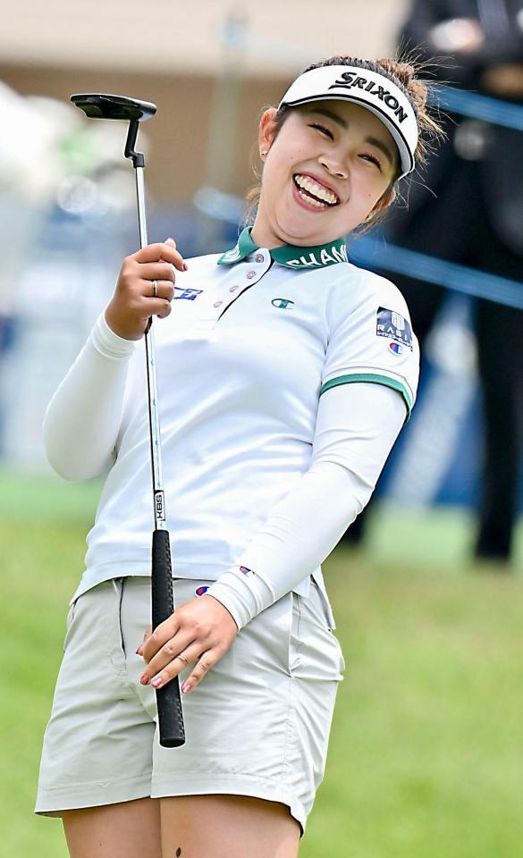 　最終調整で笑顔を見せる山下美夢有