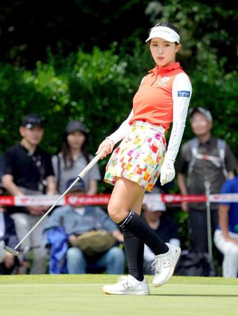 　１５番でバーディーパットを外した臼井麗香。通算６アンダーで４位