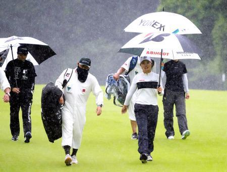 　第２日、降雨による中断でクラブハウスに引き揚げる高橋彩華（手前右）＝カメリアヒルズＣＣ