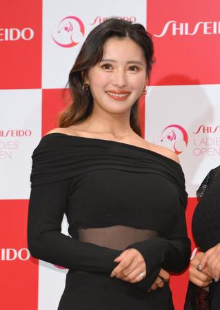 肩出し黒ドレス姿の臼井麗香　シースルーなお腹に視線くぎ付け　資生堂前夜祭で女子ゴルファーが美の競演