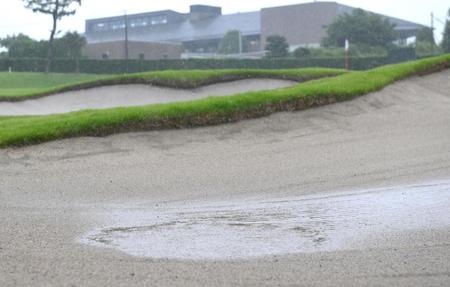 　雨で水がたまった９番ホールのバンカー（撮影・伊藤笙子）
