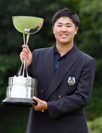 　第１０８回日本アマチュアゴルフ選手権で史上最年少優勝を果たし、カップを手に笑顔の松山茉生＝２８日、兵庫県広野ＧＣ