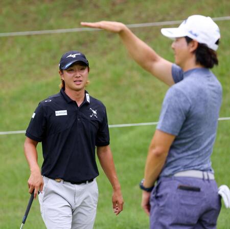 　練習ラウンドで、石川遼（右）と話す平田憲聖