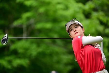 ゴルフ、川崎春花が首位守る　ミネベアミツミ女子第３日