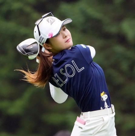 　最終日、２番でティーショットを放つ川崎春花。通算１８アンダーで優勝＝真駒内ＣＣ