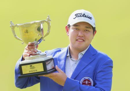 　通算２２アンダーで逆転優勝した米沢蓮＝横浜ＣＣ