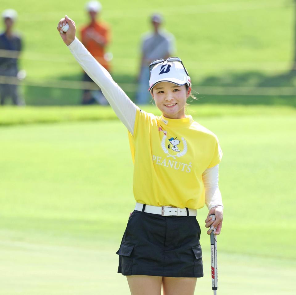 　優勝を決め、ガッツポーズする川崎春花