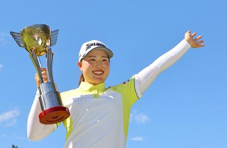 　通算１０アンダーで優勝し、トロフィーを手に笑顔を見せる竹田麗央