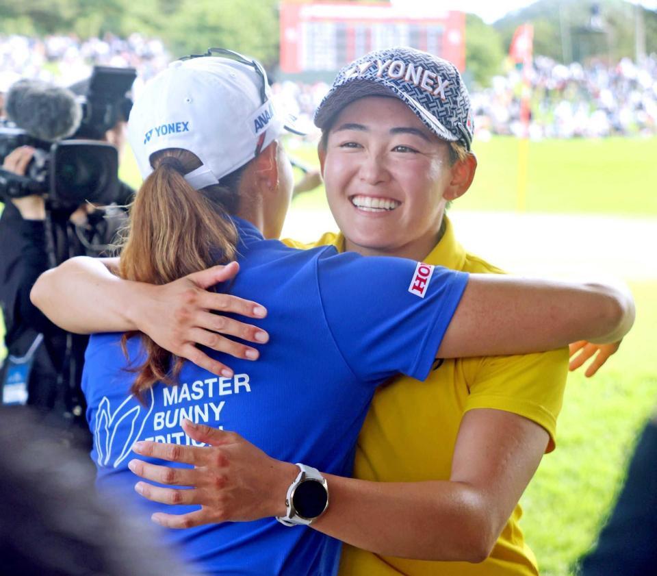 　優勝を決め、妹の千怜（手前）と抱き合う岩井明愛（撮影・益田樹）