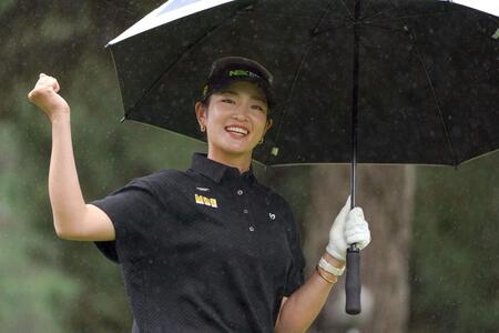 　大会連覇へ雨にも負けず笑顔で練習ラウンドする原英莉花（撮影・開出牧）