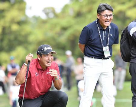 　ゴルフ日本代表監督を務めた丸山茂樹（右）とパー３コンテストを盛り上げる