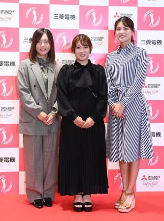 　ポーズをとる（左から）佐藤心結、吉本ひかる、新垣比菜（撮影・園田高夫）