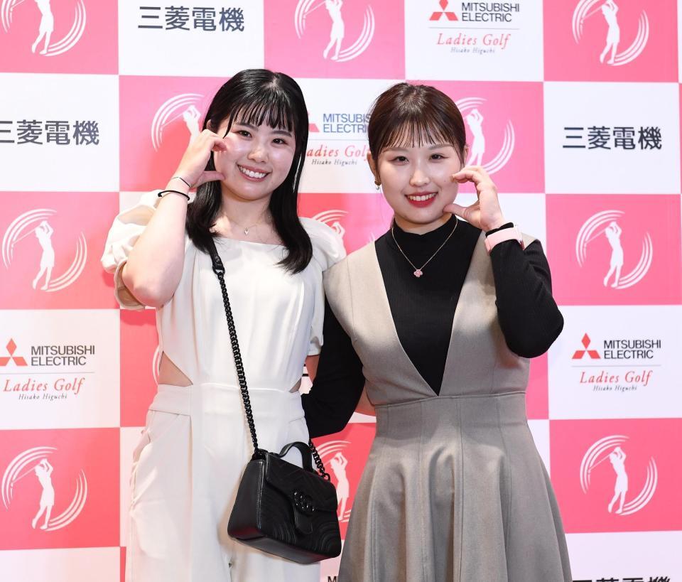 　かわいらしいポーズを決める尾関彩美悠（左）とリハナ（撮影・園田高夫）