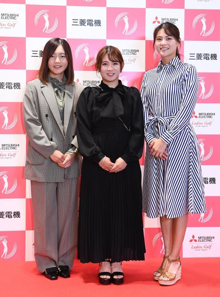 　ポーズをとる（左から）佐藤心結、吉本ひかる、新垣比菜（撮影・園田高夫）