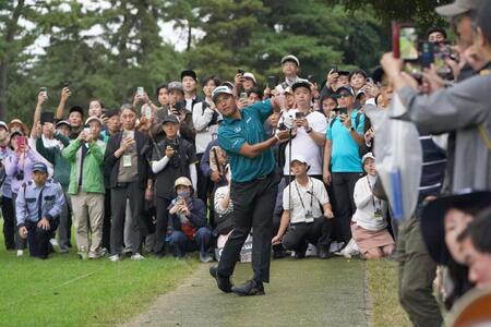 【写真】松山英樹　最終ホールでアクシデント　打球が女性ギャラリーの頭部に直撃し出血「申し訳ない」