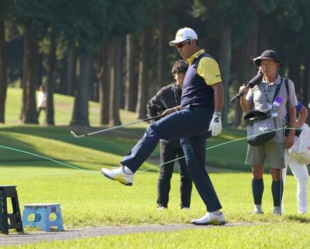 　１１番、ラフから第２打を放ちフェアウエイへ戻る松山英樹（撮影・開出牧）