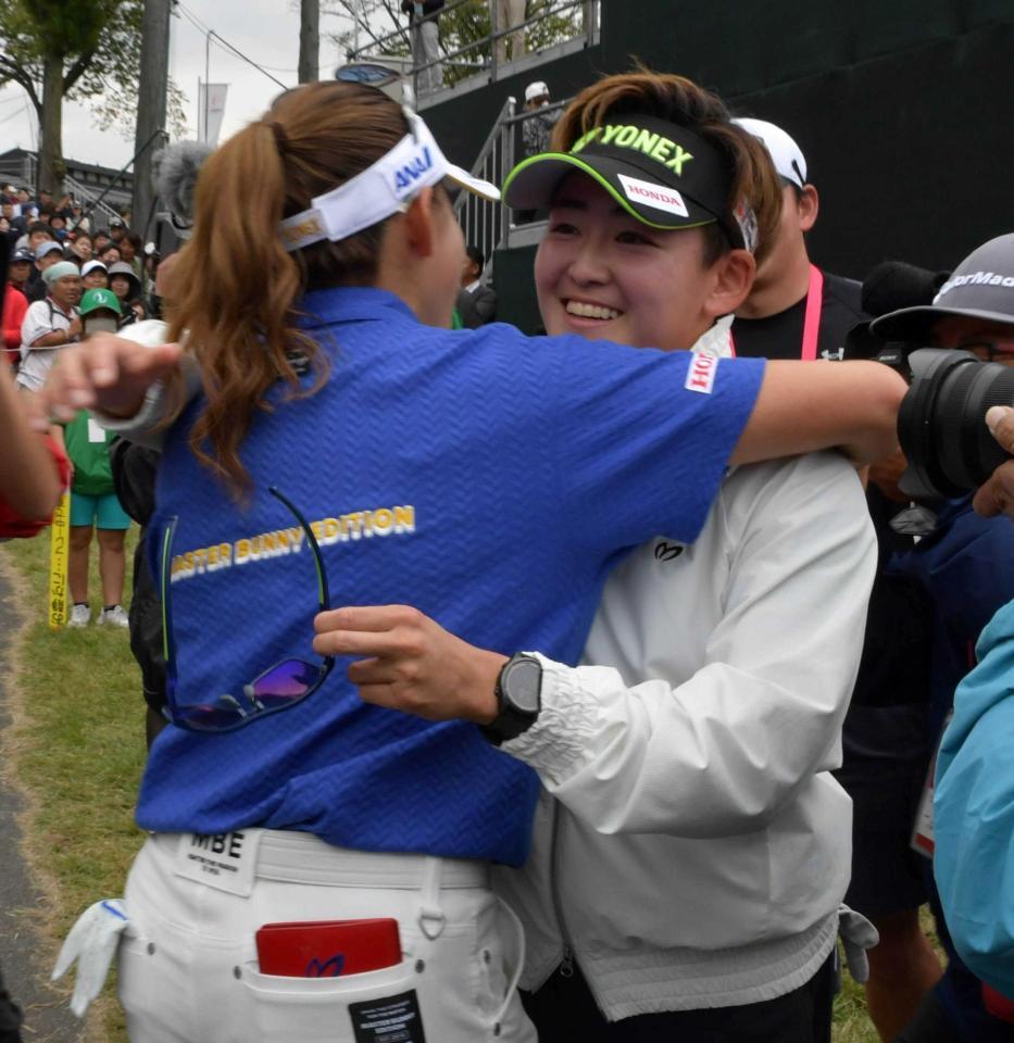 　姉の明愛（右）と抱き合う優勝した岩井千怜