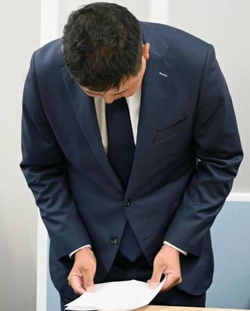 謝罪するプロゴルファーの杉山知靖