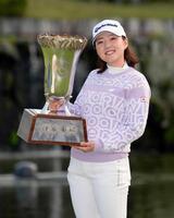 　優勝しトロフィーを掲げる笑顔の山内日菜子