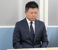 　反省の言葉を述べ、頭を下げる杉山