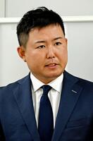 取材に応じるプロゴルファーの杉山知靖