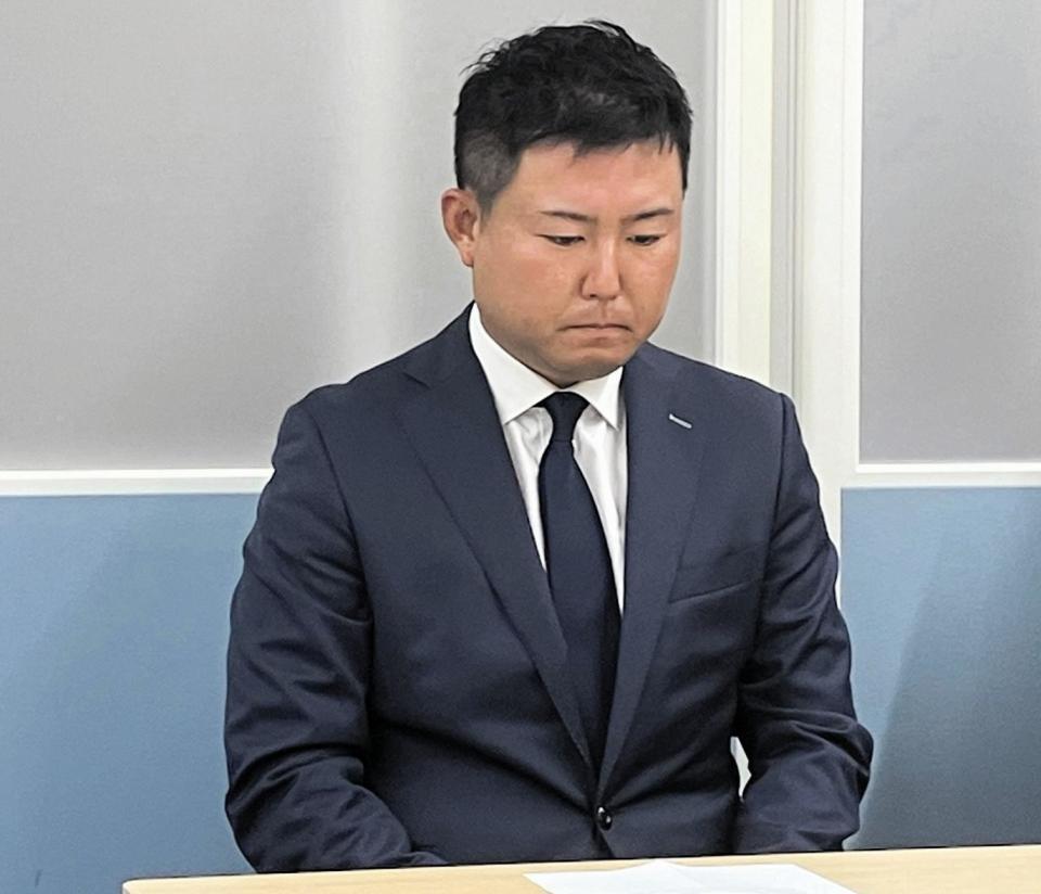 　反省の言葉を述べ、頭を下げる杉山