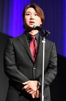 　最優秀新人賞　島田トロフィーとゴルフ記者賞を受賞しあいさつする平田憲聖（撮影・持木克友）