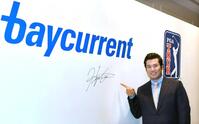 　新たなスポンサーに決まったｂａｙｃｕｒｒｅｎｔのロゴの下にサインをして笑顔を見せる松山英樹（撮影・持木克友）