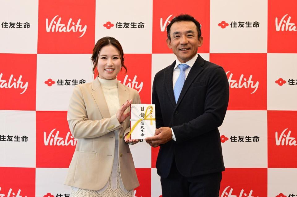 　西村優菜と日本プロキャディー協会・森本真祐（提供：住友生命）