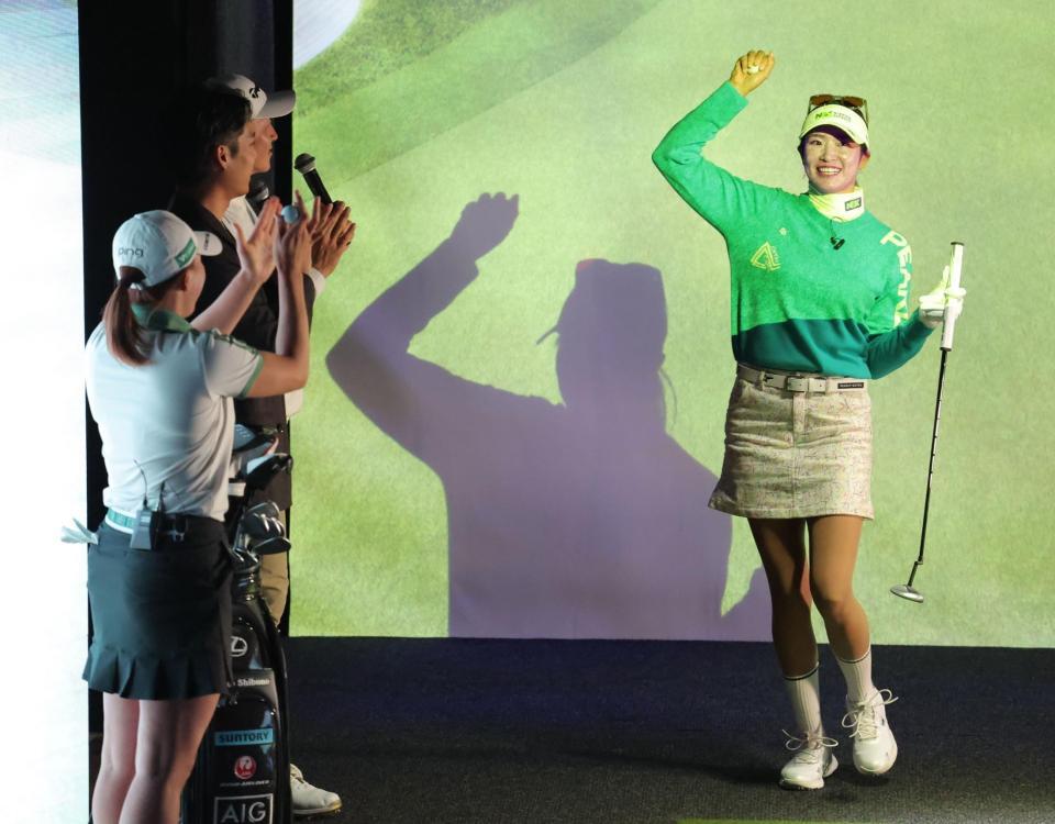 １ホール目で渋野日向子（左）に勝利し、ガッツポーズの原英莉花（撮影・西岡正）