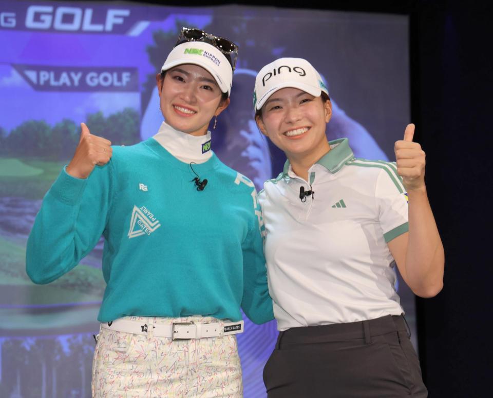 　ツーショットで笑顔を見せる原英莉花（左）と渋野日向子（撮影・西岡正）