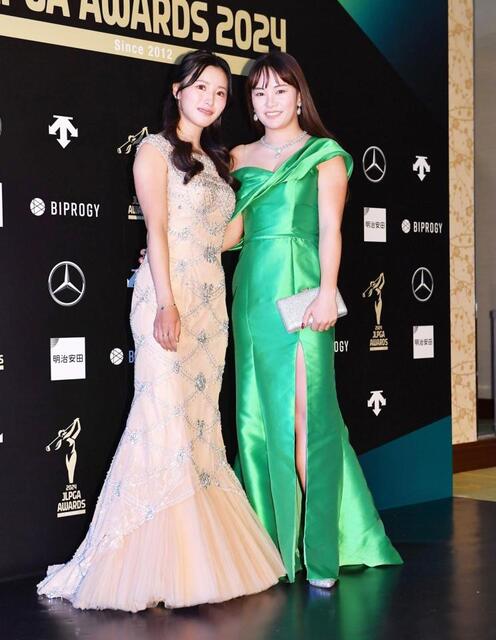 胸元ぱっくり超ド派手！河本結が大胆ドレスで登場 「すぐお嫁に行ける