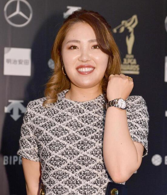 一体おいくら？古江彩佳に届いた世界唯一のロレックス腕時計「エビアン