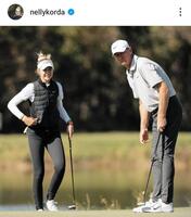 　父・ペトルさんと。ネリー・コルダのインスタグラム（ｎｅｌｌｙｋｏｒｄａ）より