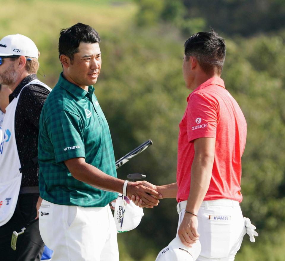　ホールアウトし、コリン・モリカワ（右）と握手を交わす松山英樹。通算２７アンダーで単独首位（共同）