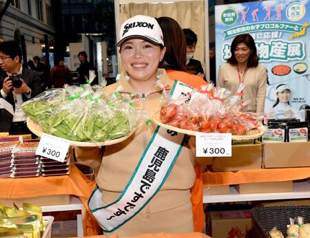 　地元鹿児島産の絹さやエンドウ（左）とトマトベリーをＰＲする勝みなみ（撮影・佐藤厚）