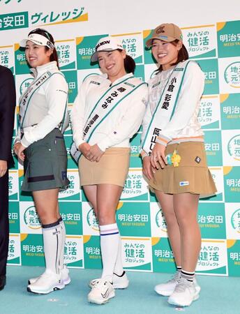 　故郷鹿児島の物産をＰＲし、今季にかける思いを語った勝みなみ（中央）＝撮影・佐藤厚