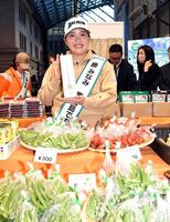 　鹿児島県の物産をＰＲする勝みなみ（撮影・佐藤厚）