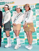 　故郷鹿児島の物産をＰＲし、今季にかける思いを語った勝みなみ（中央）＝撮影・佐藤厚