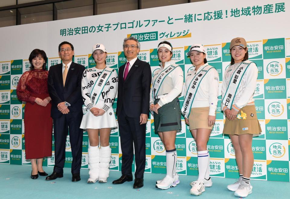 　それぞれの故郷の話題で盛り上がった（右から）小倉彩愛、勝みなみ、天本ハルカ、明治安田生命保険相互会社・永島英器社長、鶴岡果恋、中村篤志副社長、ＭＣの石本沙織アナ（撮影・佐藤厚）　