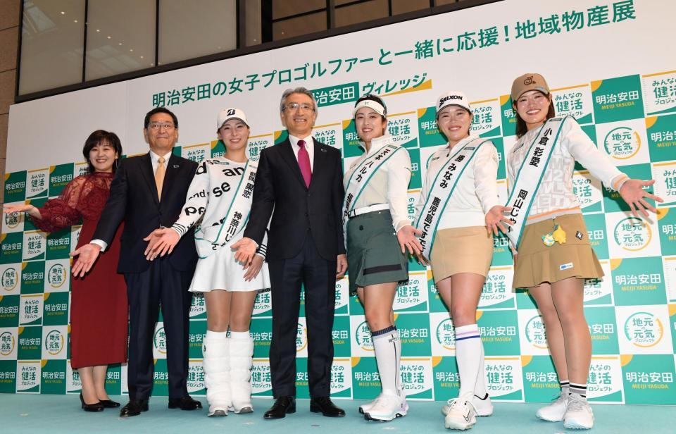 　それぞれの故郷の話題で盛り上がった（右から）小倉彩愛、勝みなみ、天本ハルカ、明治安田生命保険相互会社・永島英器社長、鶴岡果恋、中村篤志副社長、ＭＣの石本沙織アナ（撮影・佐藤厚）　