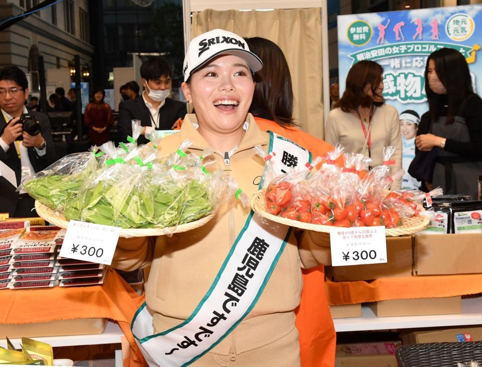 　鹿児島県の物産をＰＲする勝みなみ（撮影・佐藤厚）