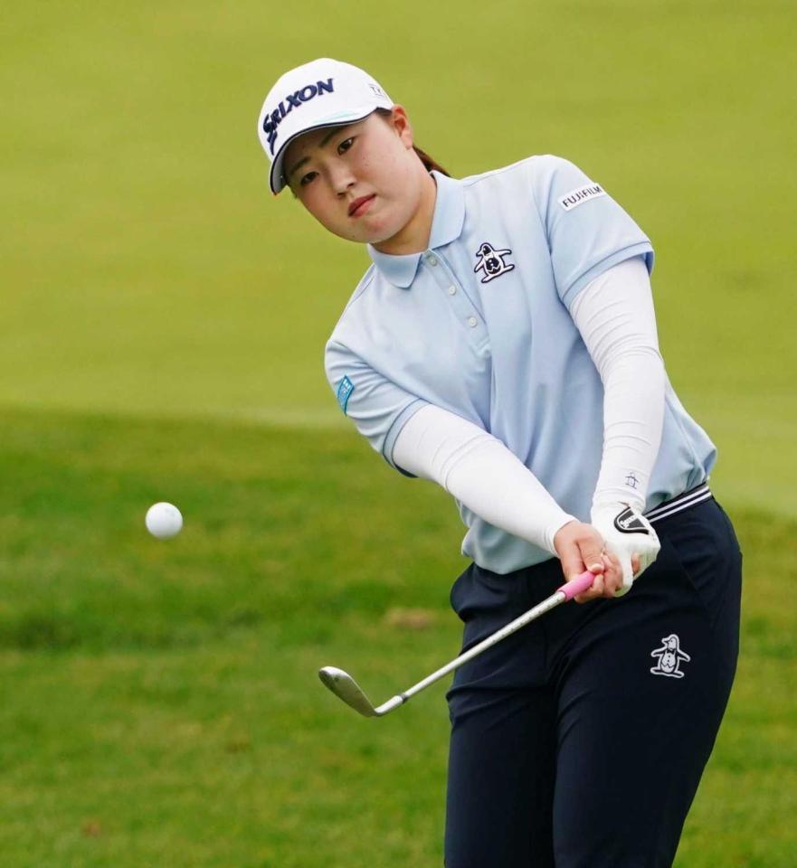 　２番でアプローチショットを放つ竹田麗央（共同）