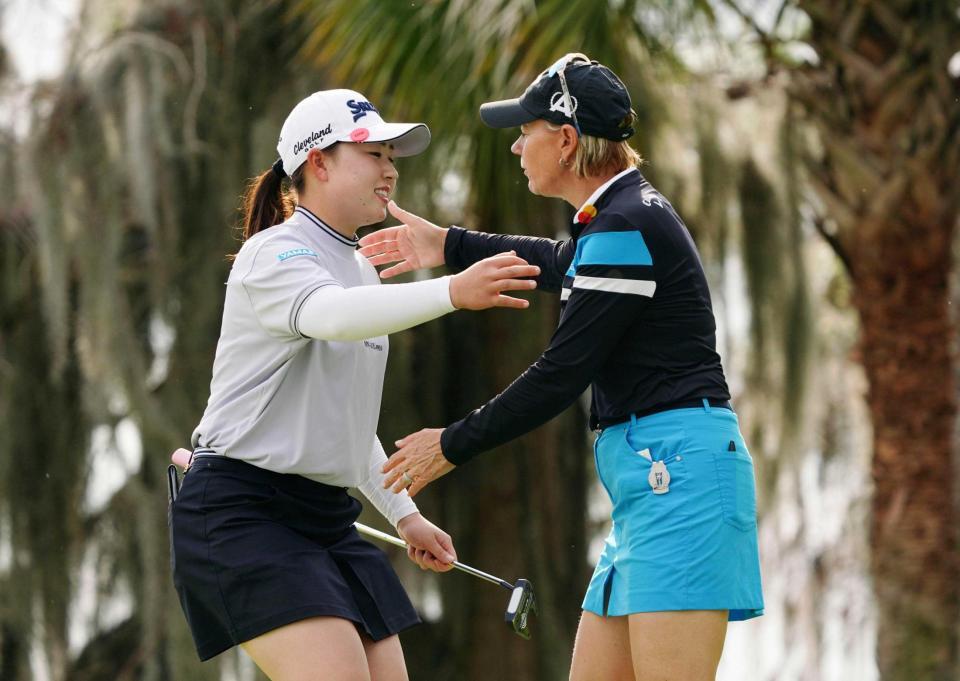 　ホールアウトし、同組のアニカ・ソレンスタム（右）とハグする竹田麗央。通算１１アンダーで８位（共同）